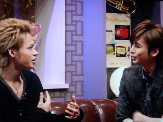 ���J���~���J��